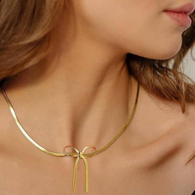 Delicate Steel Necklace with Central Bow Charm – Elegant