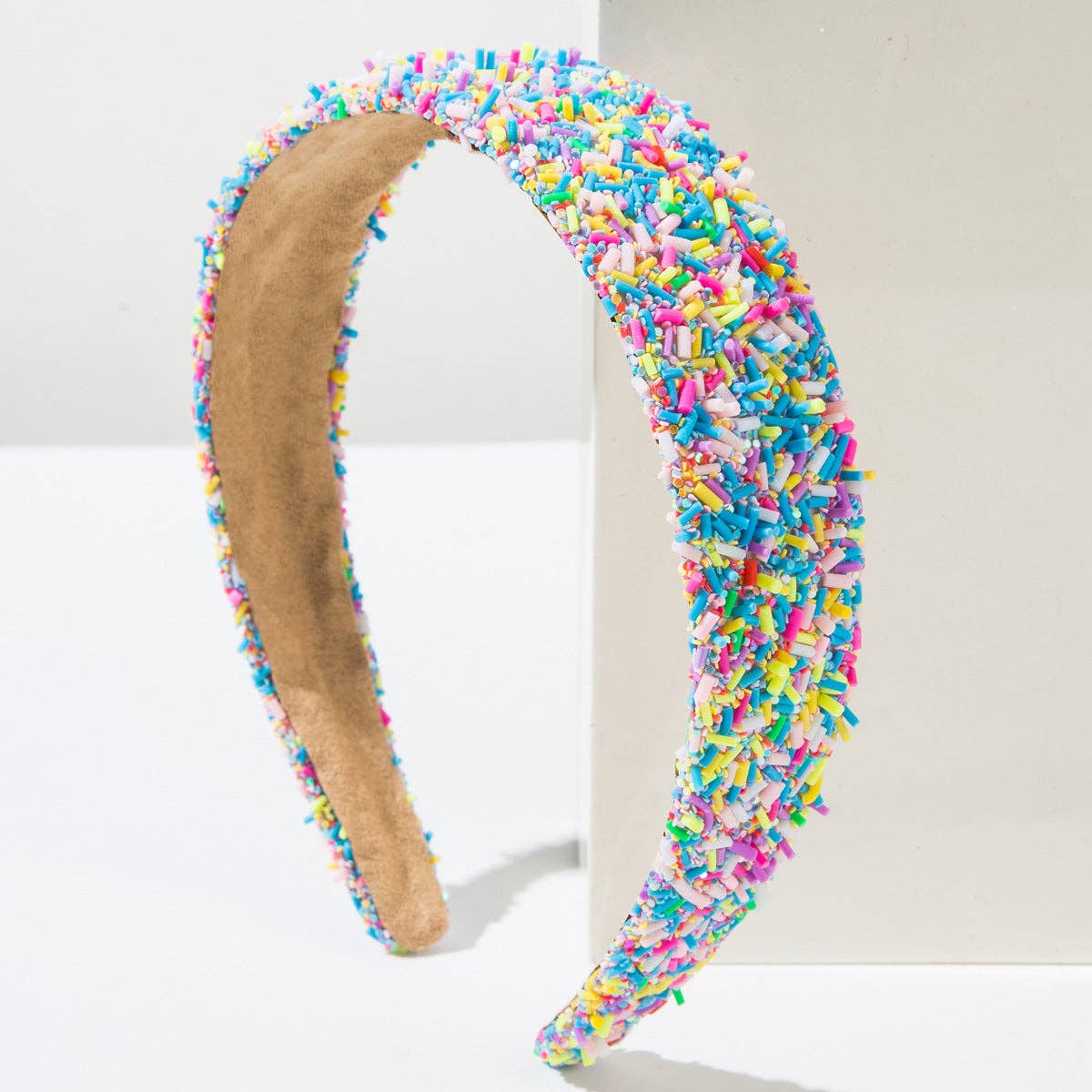 Fashionable Wide
Headband with Geometric Design
