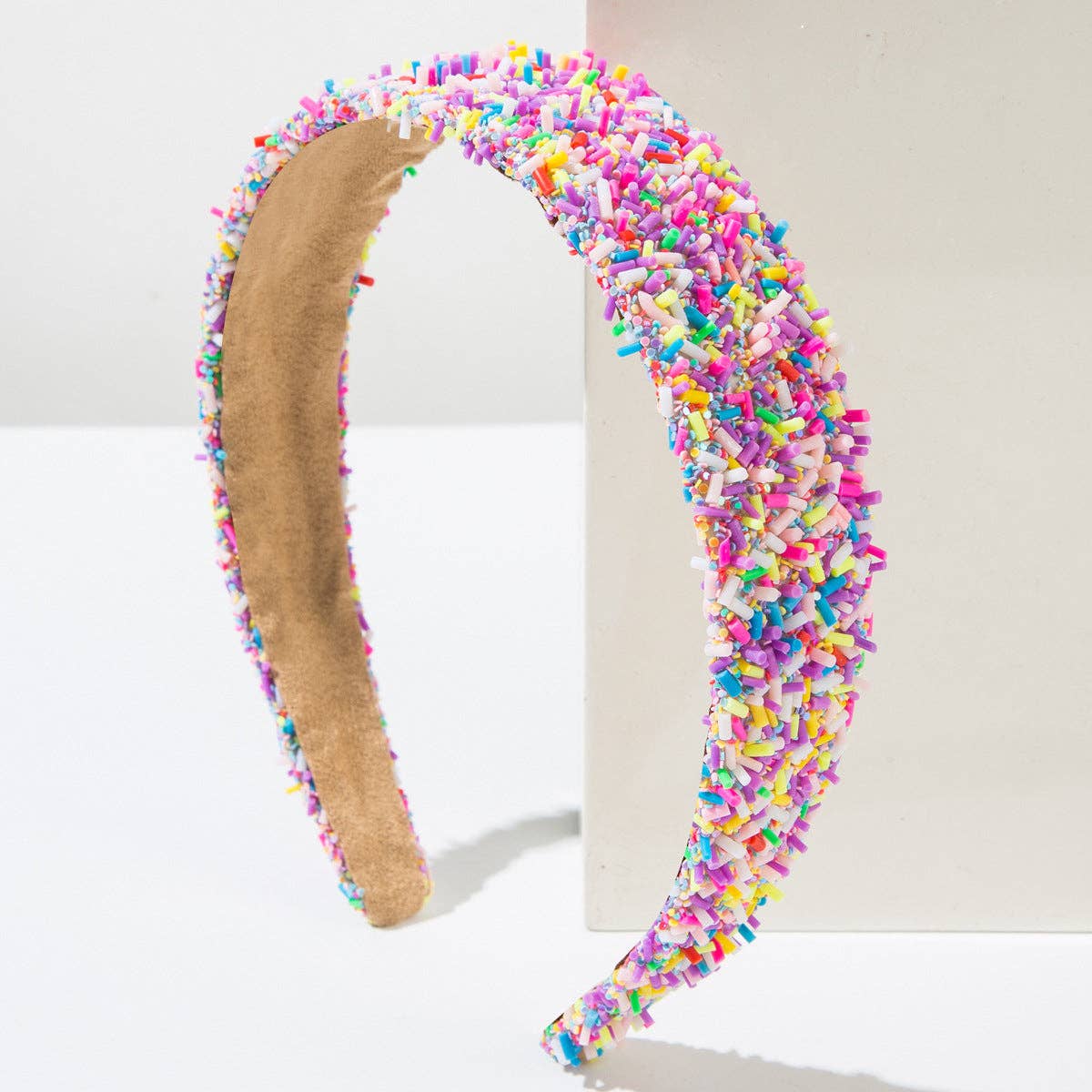 Fashionable Wide
Headband with Geometric Design