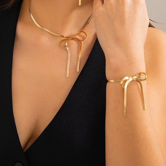Delicate Steel Necklace with Central Bow Charm – Elegant
