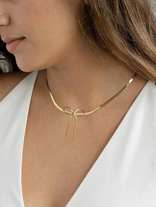 Delicate Steel Necklace with Central Bow Charm – Elegant